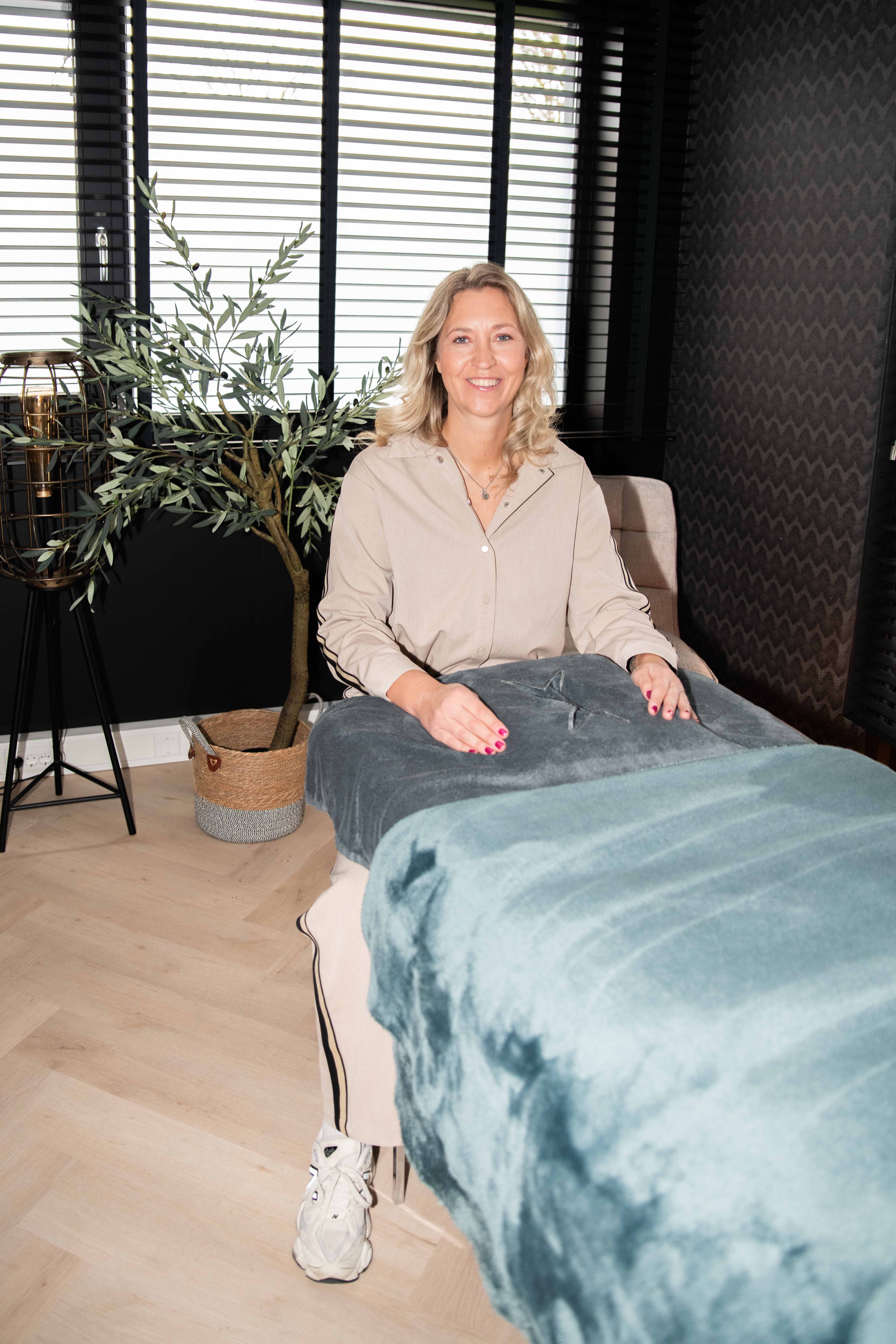 Anne-Marie in haar praktijk bij Energie & Balanspraktijk Hoeksche Waard